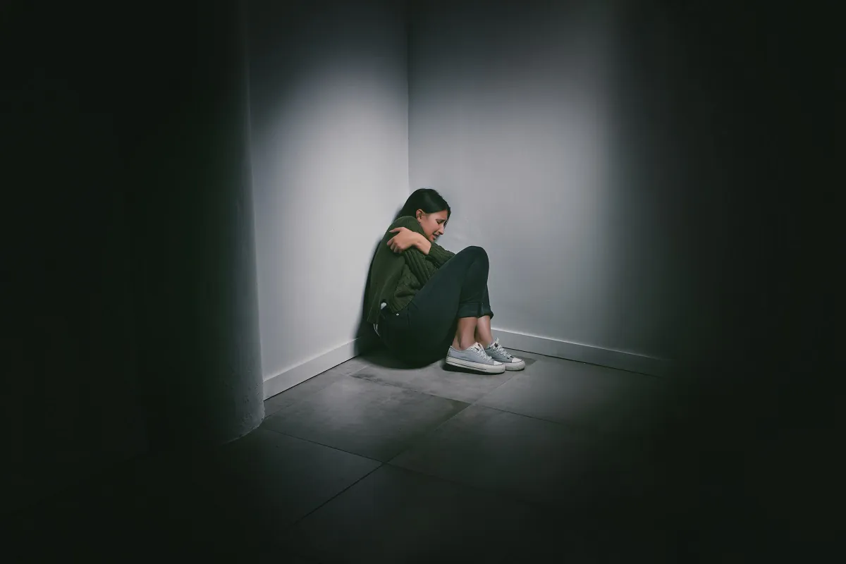 Fobia społeczna - kobieta siedząca w cieniu