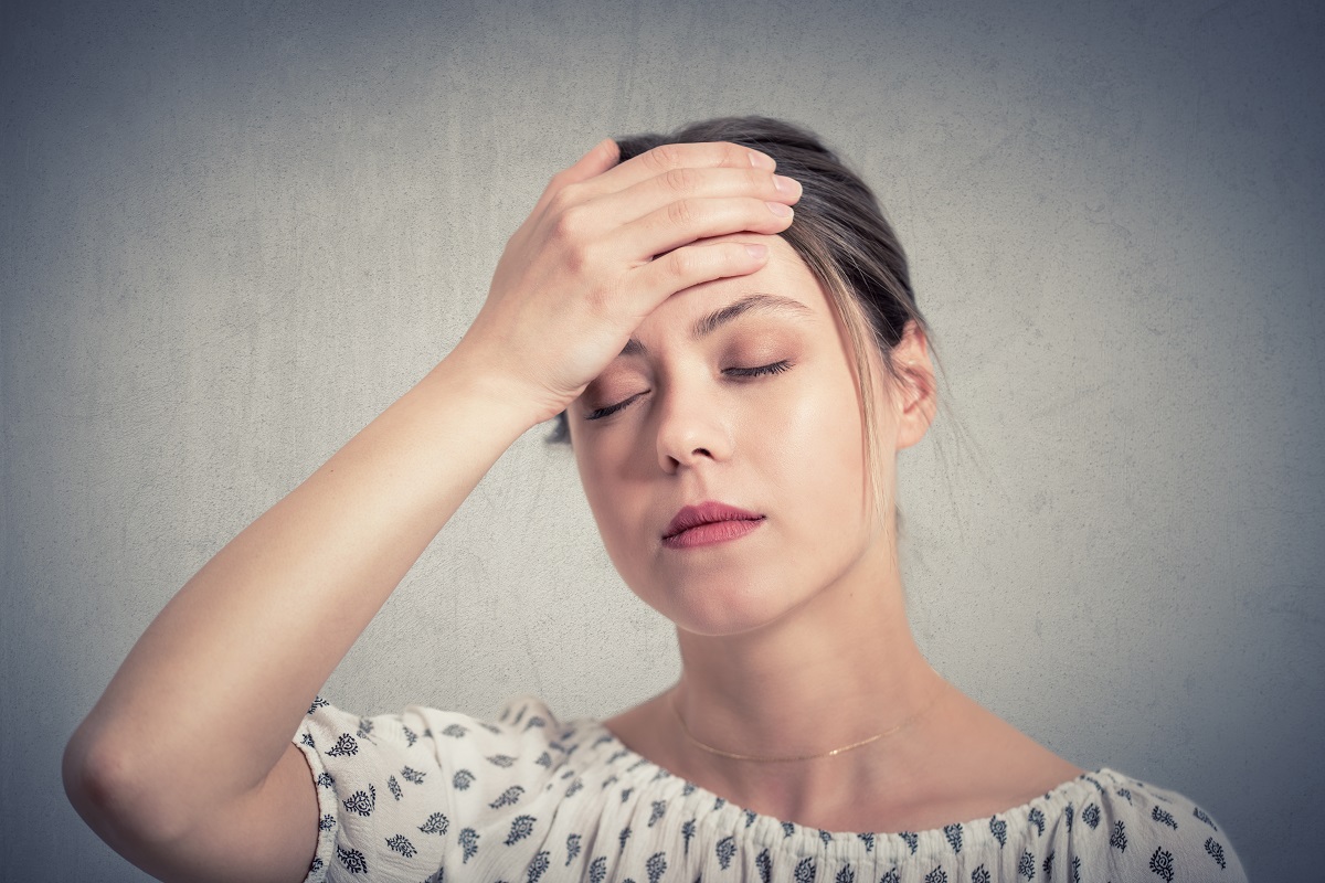 Kobieta cierpiąca na migrenę